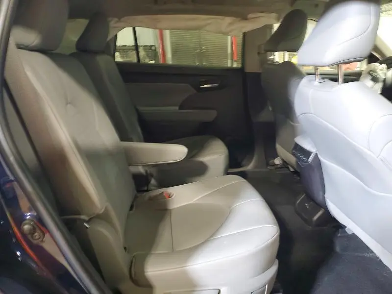 2024 TOYOTA HIGHLANDER XLE  