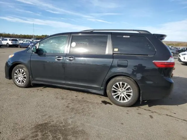 2018 TOYOTA SIENNA XLE  