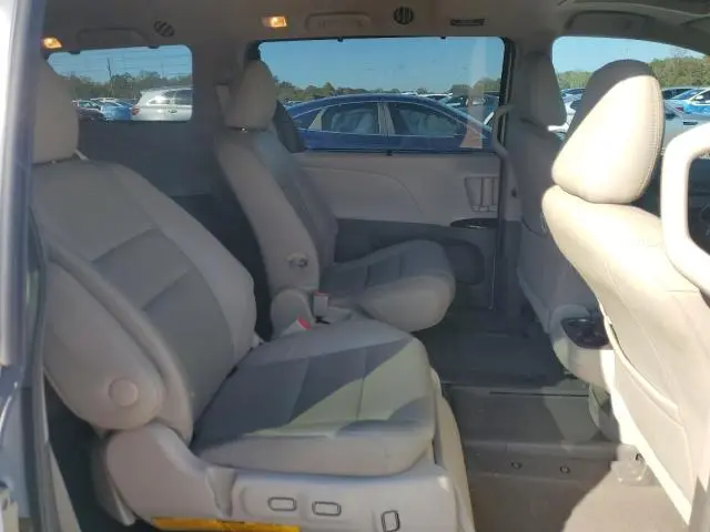 2017 TOYOTA SIENNA XLE  