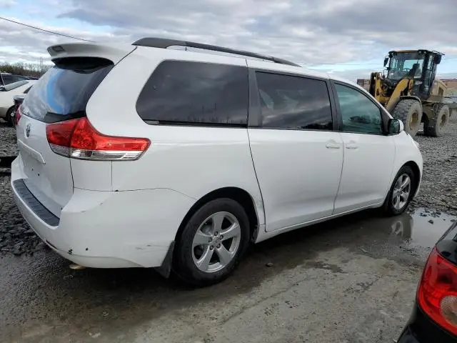 2013 TOYOTA SIENNA LE  