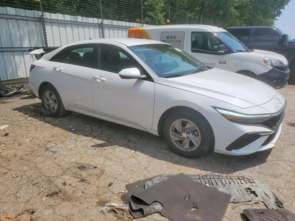 2024 HYUNDAI ELANTRA SE  