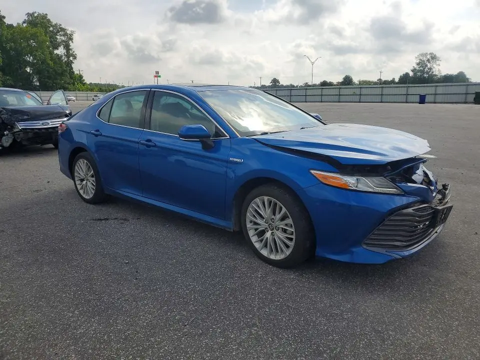2020 TOYOTA CAMRY XLE  