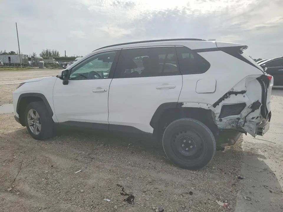 2022 TOYOTA RAV4 XLE  