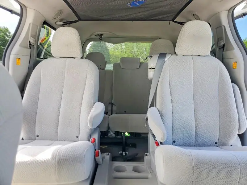 2013 TOYOTA SIENNA LE 8-PASSENGER  