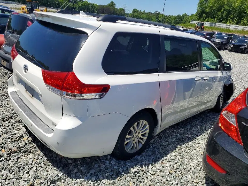 2014 TOYOTA SIENNA XLE 8-PASSENGER  