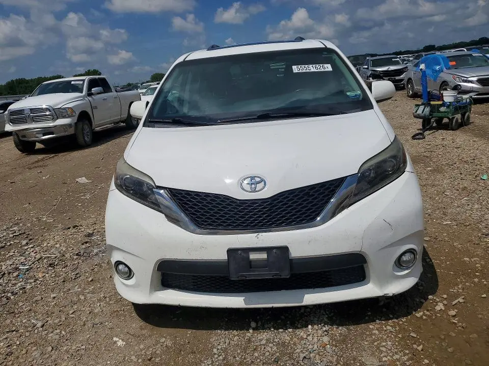 2016 TOYOTA SIENNA SE  