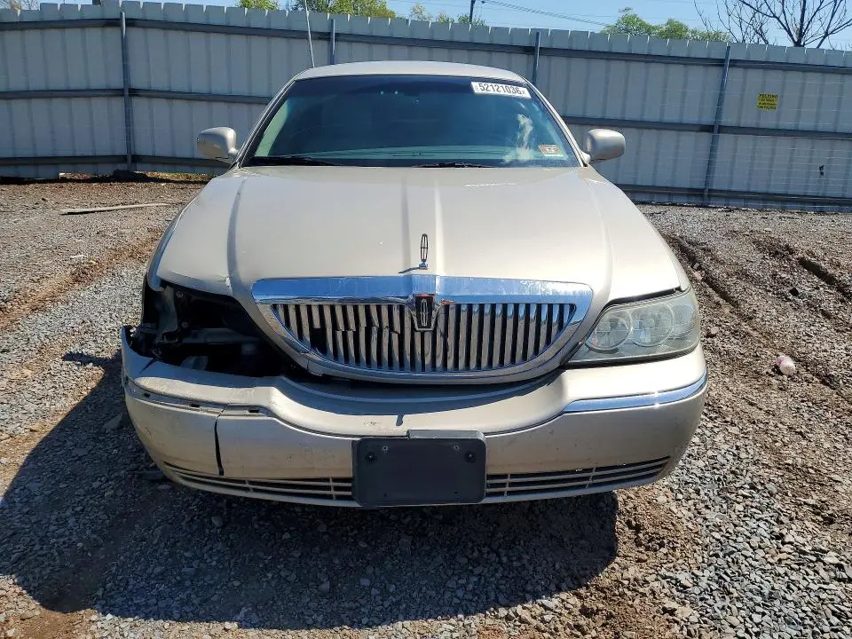 2011 LINCOLN TOWN CAR SIGNATURE LIMITED  