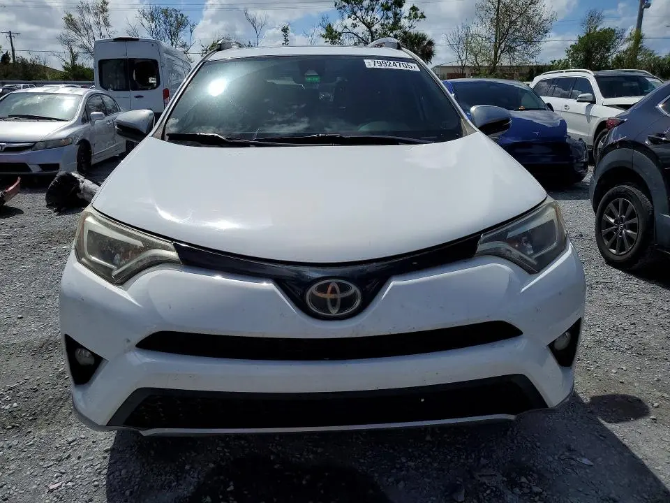 2018 TOYOTA RAV4 SE  