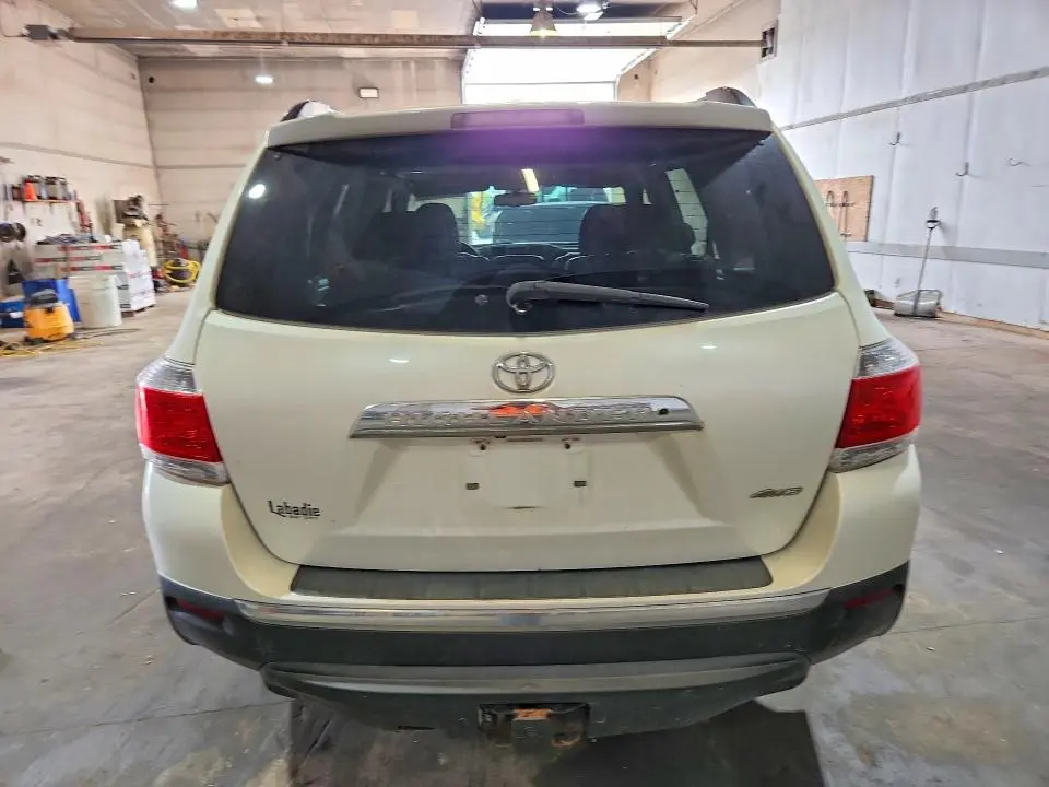 2012 TOYOTA HIGHLANDER SE  