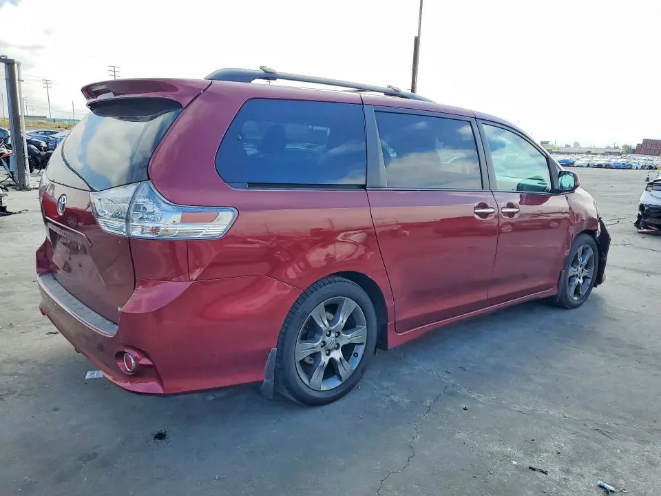 2015 TOYOTA SIENNA SE PREMIUM 8-PASSENGER  