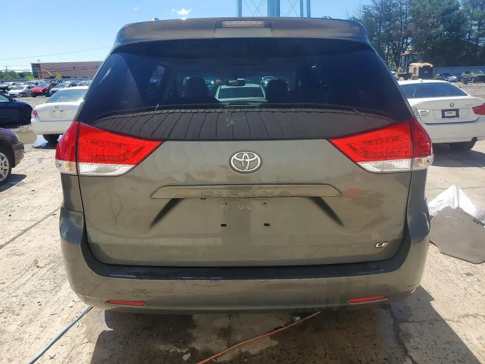 2011 TOYOTA SIENNA LE  