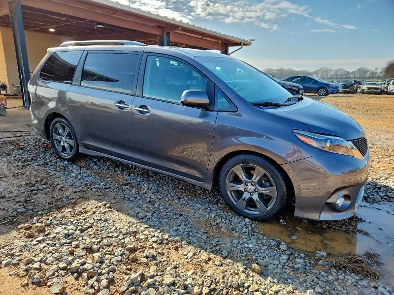 2017 TOYOTA SIENNA SE  