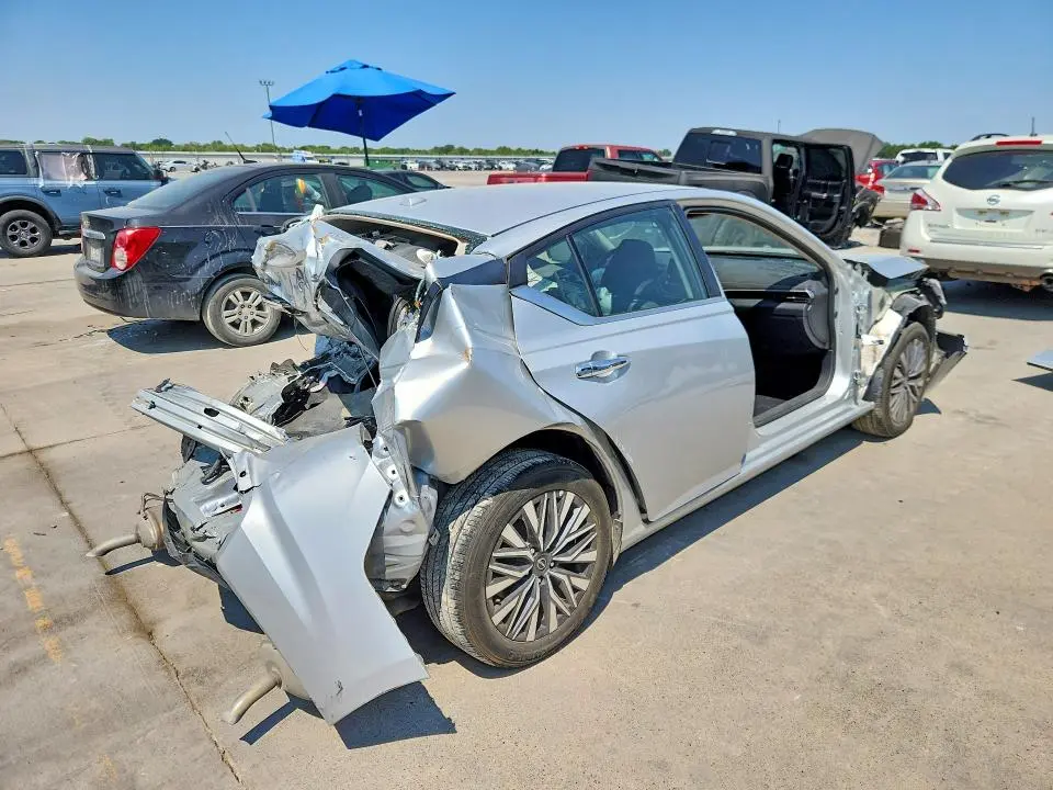 2024 NISSAN ALTIMA SV  
