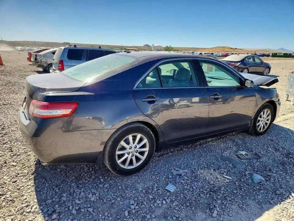 2011 TOYOTA CAMRY XLE V6  