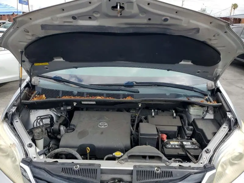 2014 TOYOTA SIENNA LE  