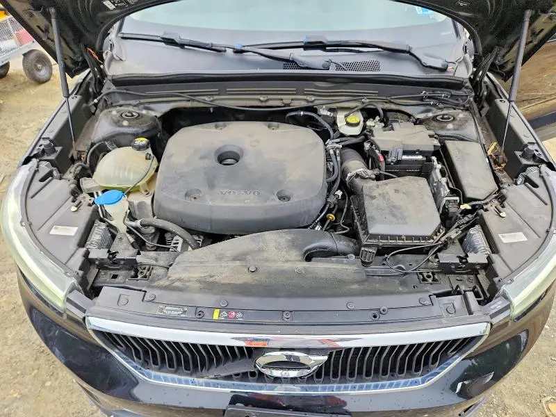2020 VOLVO XC40 T4 MOMENTUM  