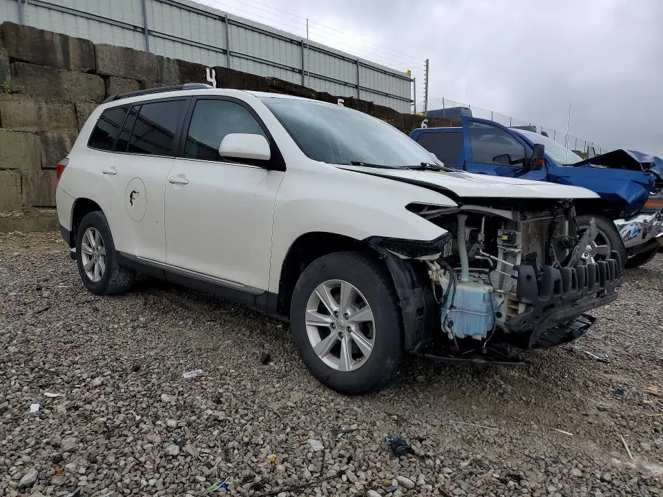 2011 TOYOTA HIGHLANDER SE  