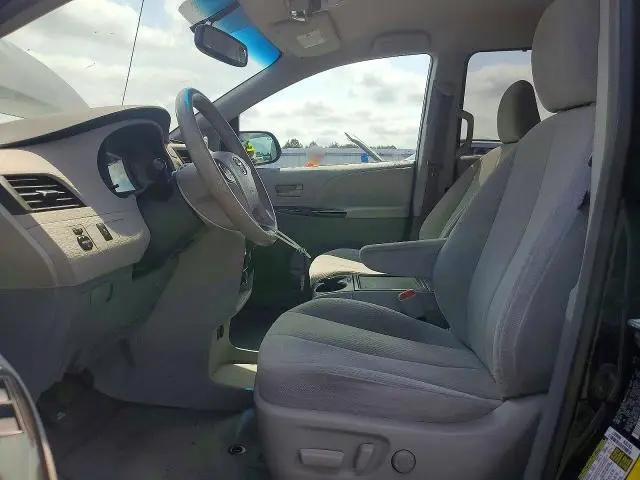 2014 TOYOTA SIENNA LE  