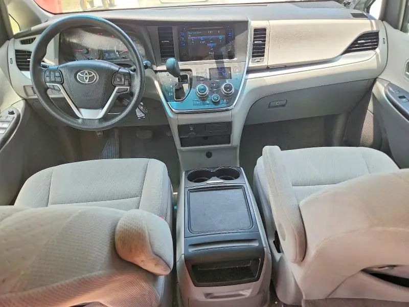 2017 TOYOTA SIENNA LE  