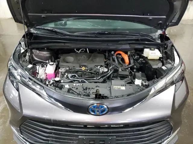 2024 TOYOTA SIENNA XLE  
