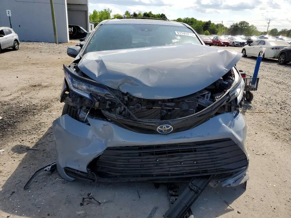 2025 TOYOTA SIENNA WOODLAND EDITION  