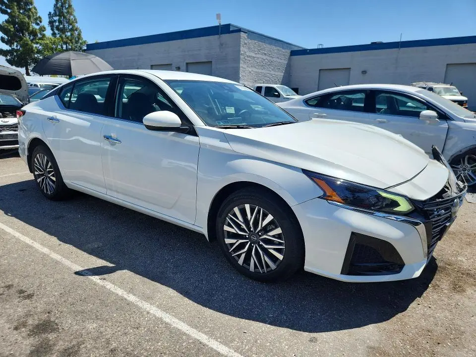 2023 NISSAN ALTIMA SV  