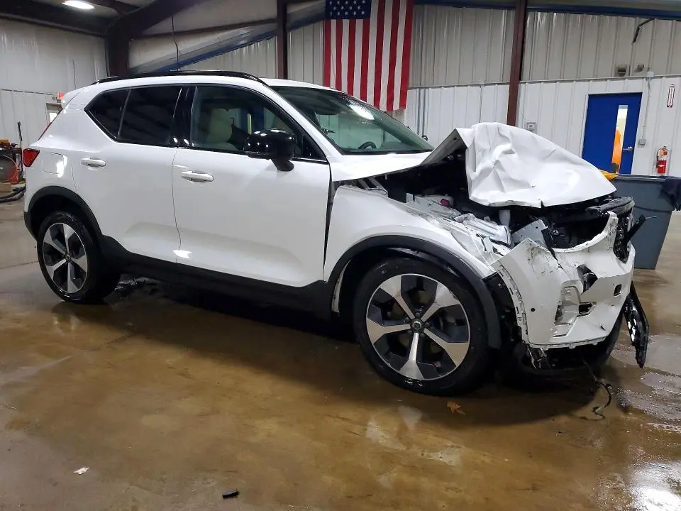 2023 VOLVO XC40 PLUS  