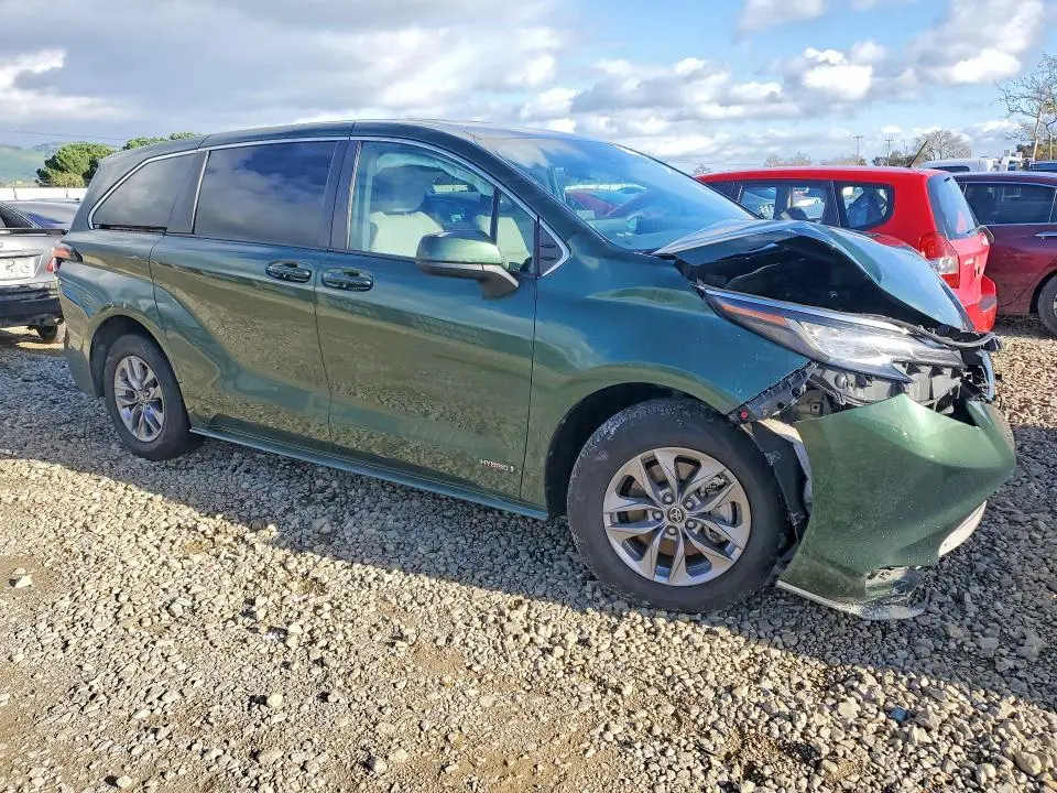 2021 TOYOTA SIENNA LE 8-PASSENGER  