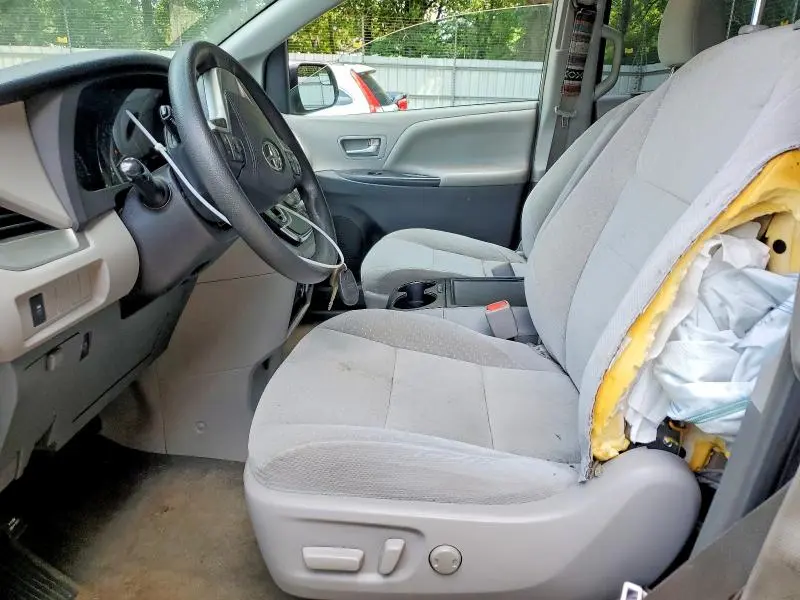 2018 TOYOTA SIENNA LE  