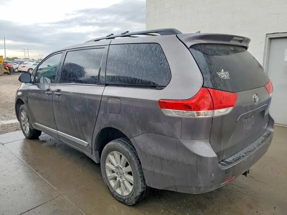 2014 TOYOTA SIENNA XLE 7-PASSENGER  