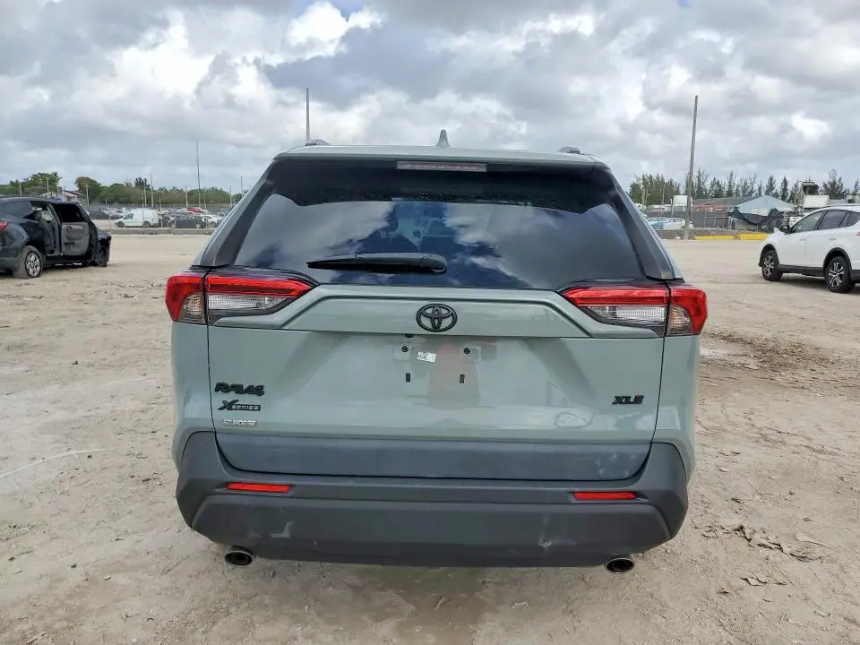 2021 TOYOTA RAV4 XLE  