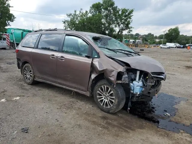 2020 TOYOTA SIENNA XLE  