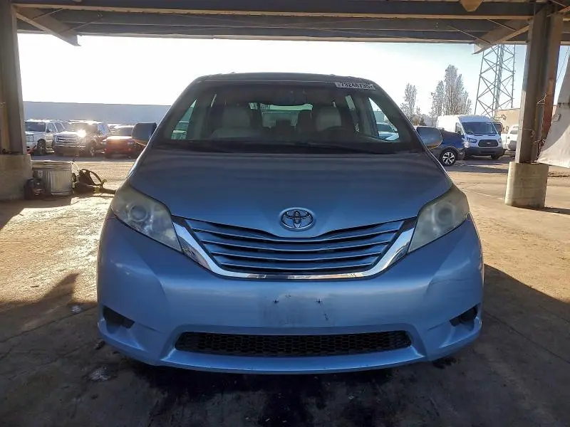 2015 TOYOTA SIENNA LE  
