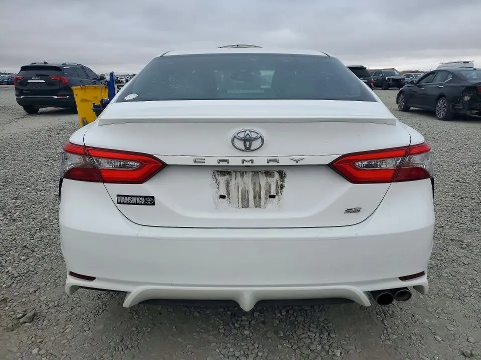 2018 TOYOTA CAMRY SE  