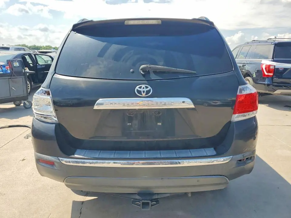 2011 TOYOTA HIGHLANDER SE  