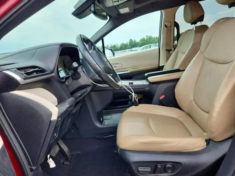 2022 TOYOTA SIENNA XLE  