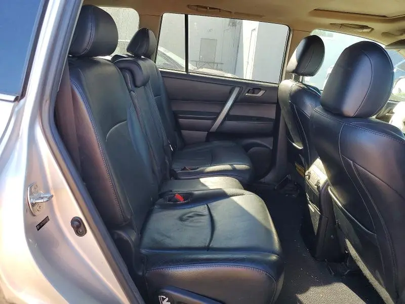 2011 TOYOTA HIGHLANDER SE  