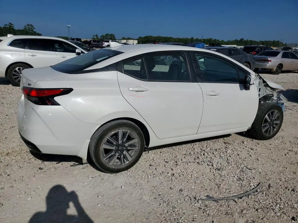 2024 NISSAN VERSA SV  
