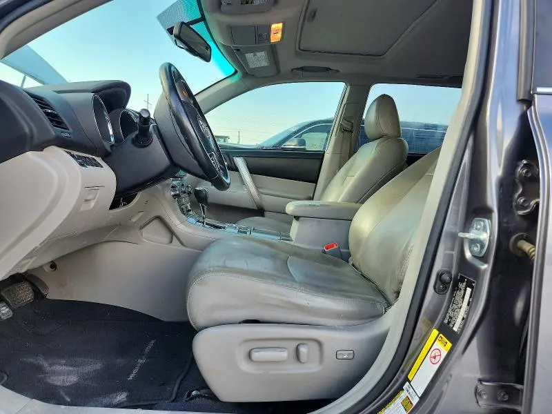 2012 TOYOTA HIGHLANDER SE  