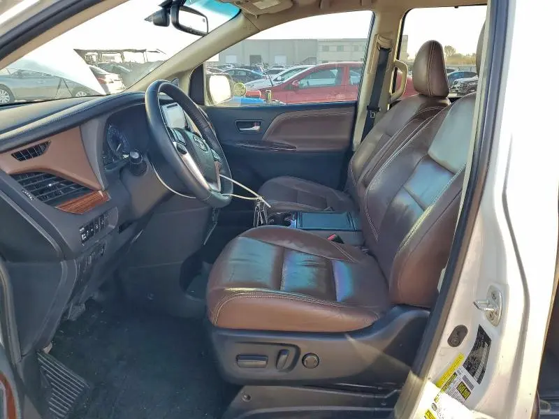 2016 TOYOTA SIENNA XLE  