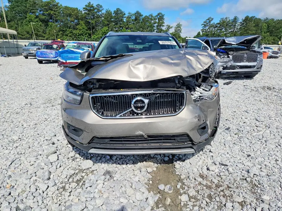 2022 VOLVO XC40 T4 MOMENTUM  