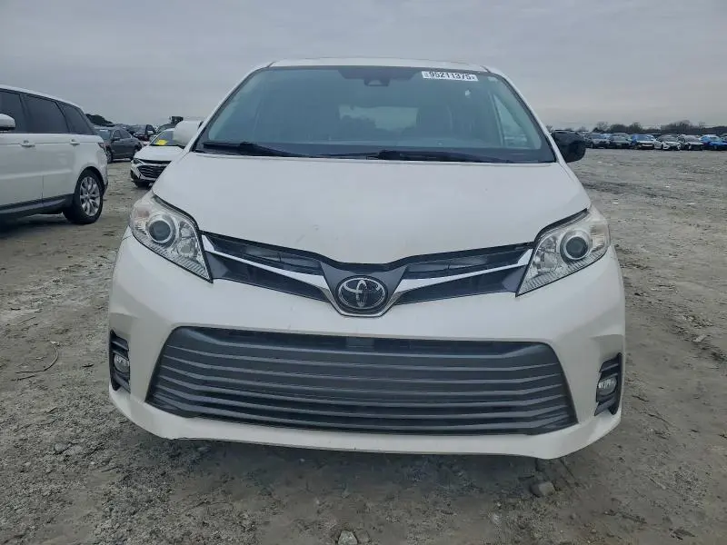 2019 TOYOTA SIENNA XLE  