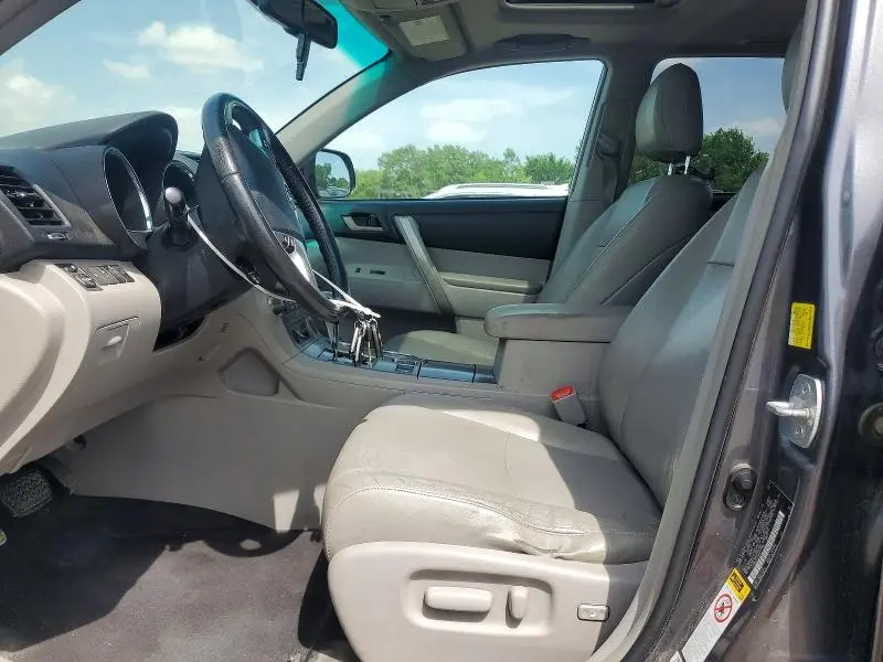 2011 TOYOTA HIGHLANDER SE  