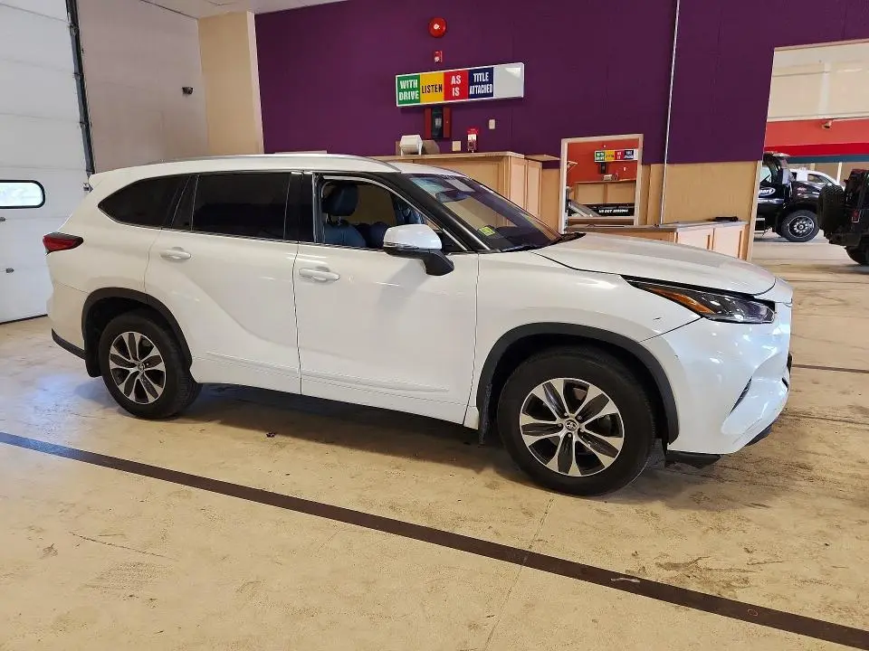 2021 TOYOTA HIGHLANDER XLE  
