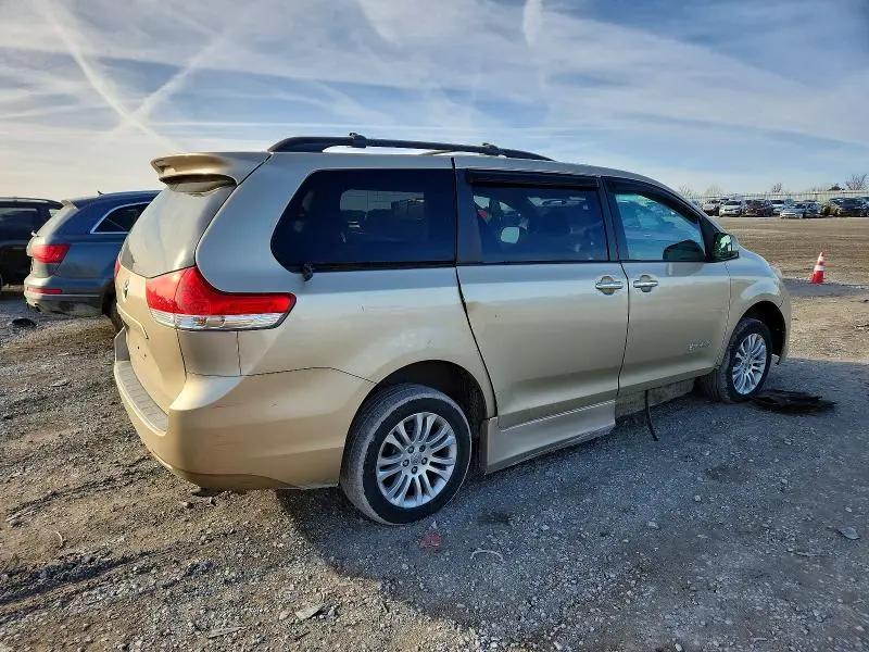 2011 TOYOTA SIENNA XLE  