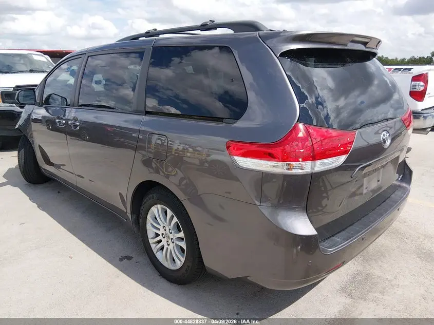 2014 TOYOTA SIENNA XLE V6 8 PASSENGER