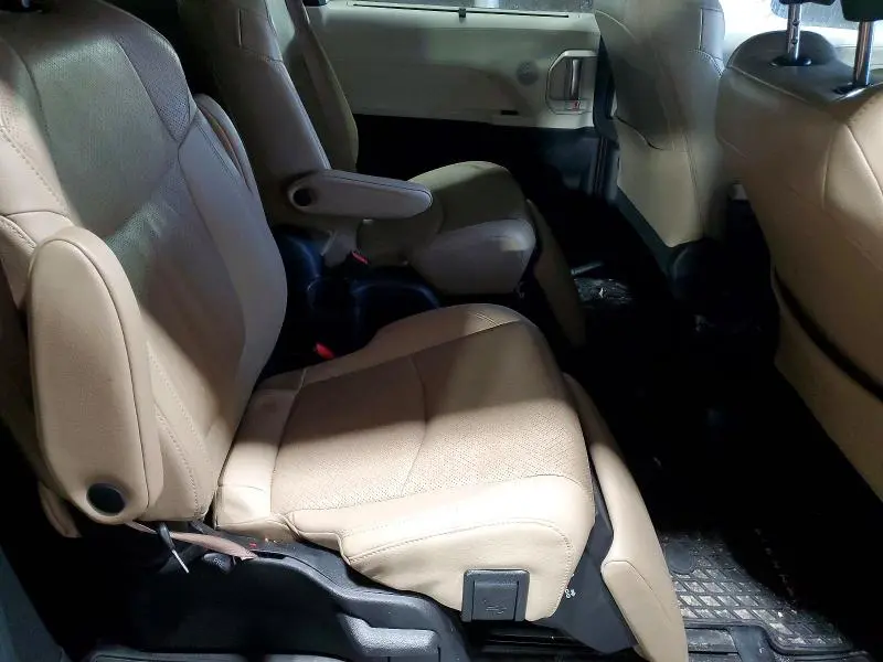 2022 TOYOTA SIENNA LE  