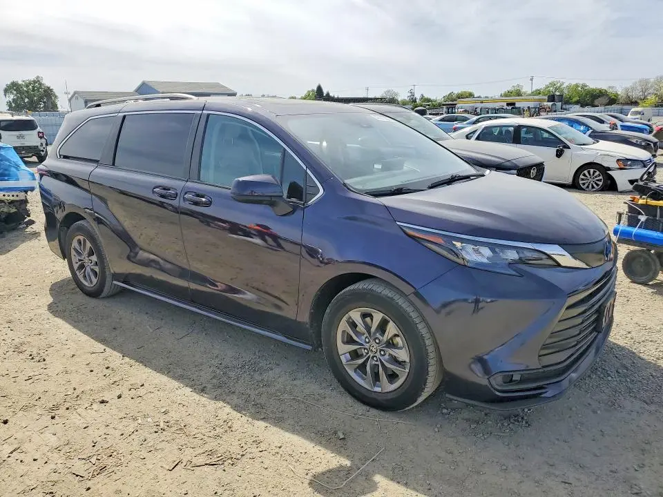 2024 TOYOTA SIENNA LE 8-PASSENGER  