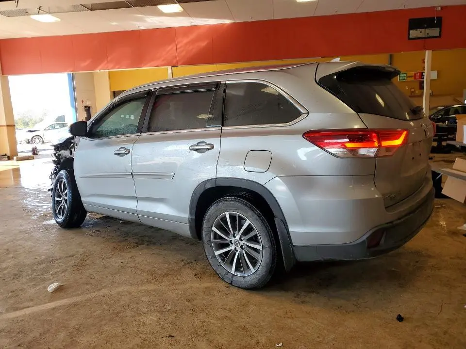 2018 TOYOTA HIGHLANDER SE  