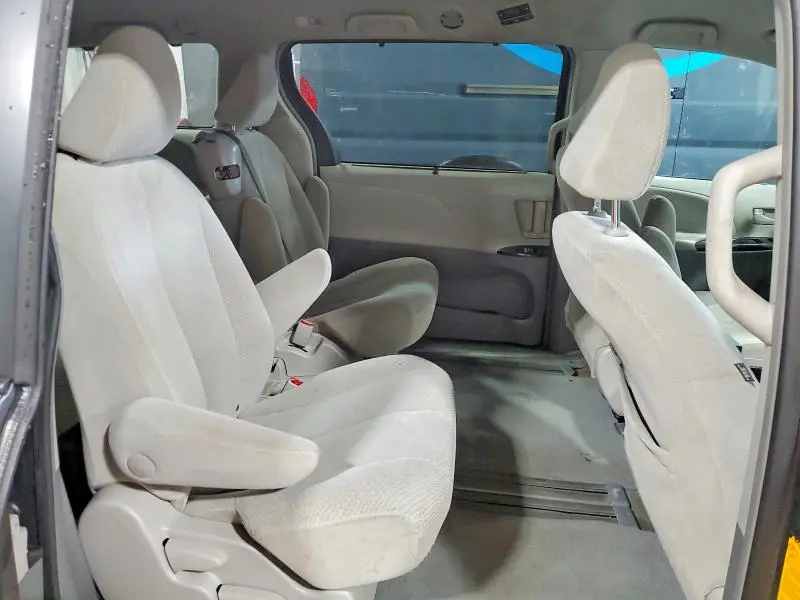2013 TOYOTA SIENNA LE  